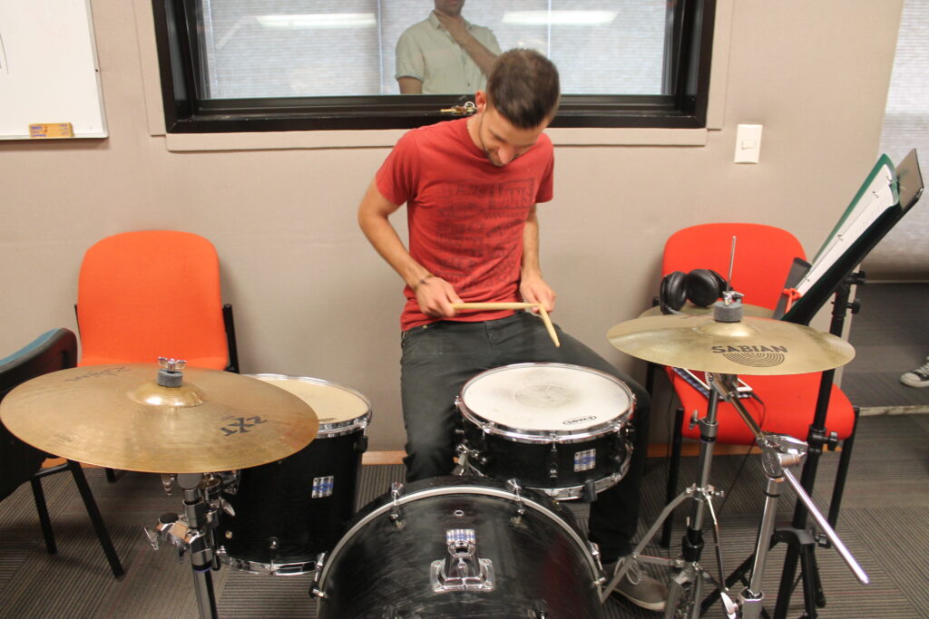 Bass vs Drums (4)