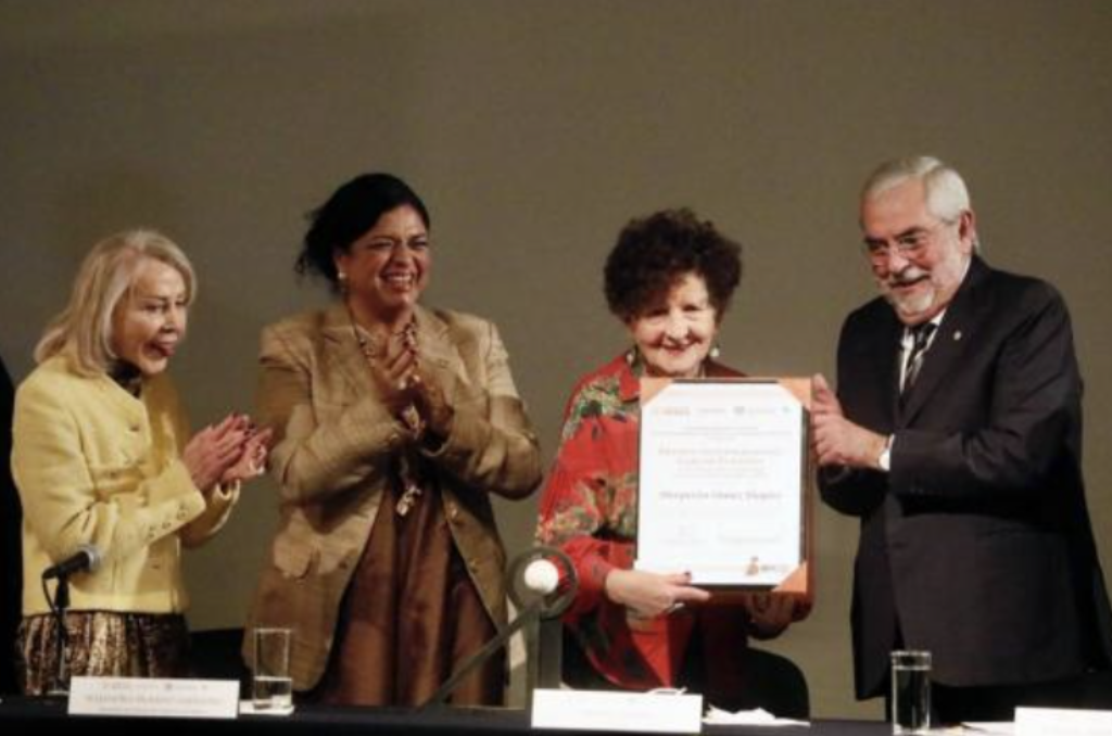 Margo Glantz recibe Premio Carlos Fuentes
