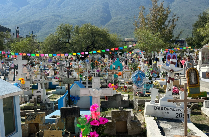 Entre flores y recuerdos: San Pedro conmemora el Día de Muertos en la Calle Jiménez