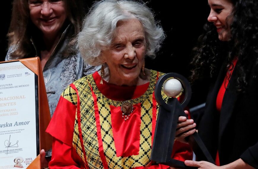 Elena Poniatowska recibe el Premio Carlos Fuentes