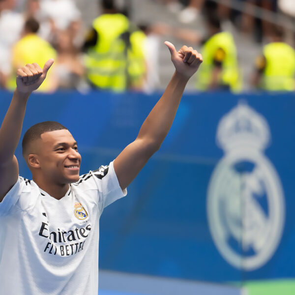 Kylian Mbappé vistiendo la camiseta del Real Madrid