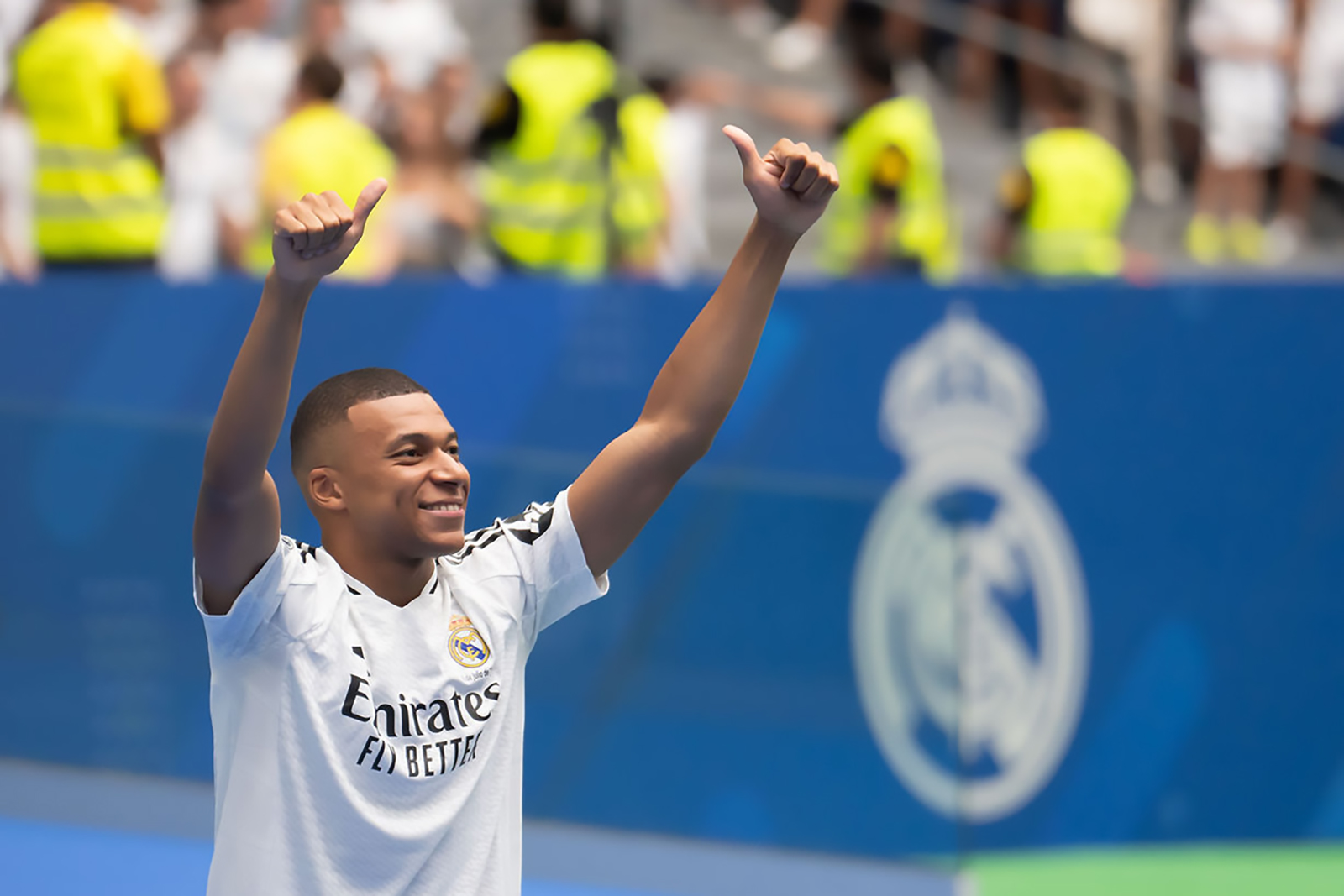 Kylian Mbapp vistiendo la camiseta del Real Madrid