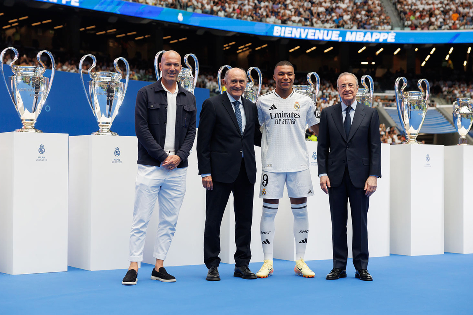 Mbapp junto a Zinedine Zidane izq Jos Martnez Pirri y Florentino Prez der