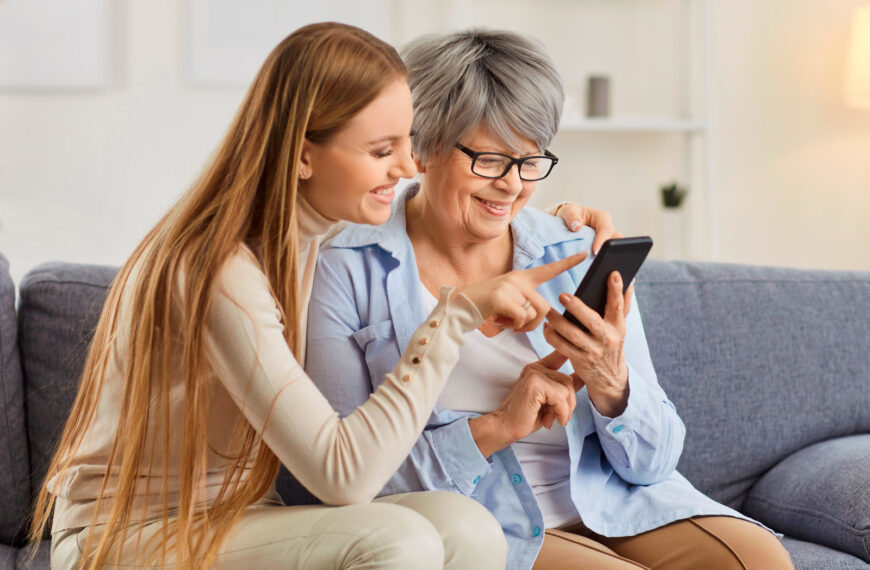Integración de adultos mayores al mundo digital, una tarea pendiente