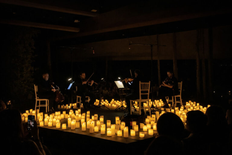 Monterrey rinde tributo a Juan Gabriel con un concierto a la luz de las velas