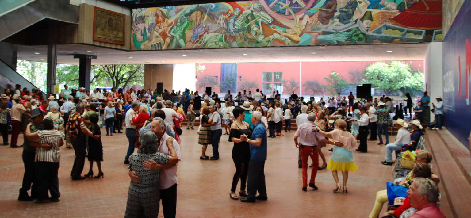 Bailan, conviven y hasta se enamoran: 46 años de historias al ritmo del Danzón
