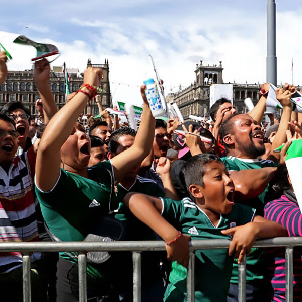 El futbol, además de espectáculo, es un poderoso medio de enseñanza y socialización: Paulina Chavira