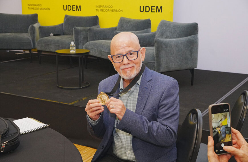 Andrés Bermea recibe la Medalla Horacio Guajardo por su trayectoria profesional