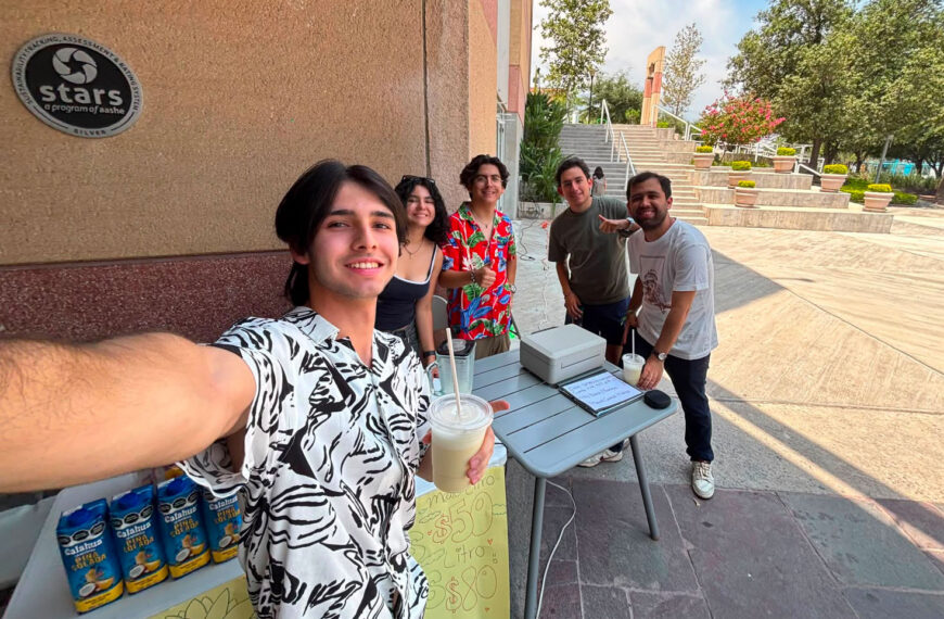 Estudiantes de Cine abren puesto de piñas coladas en la UDEM