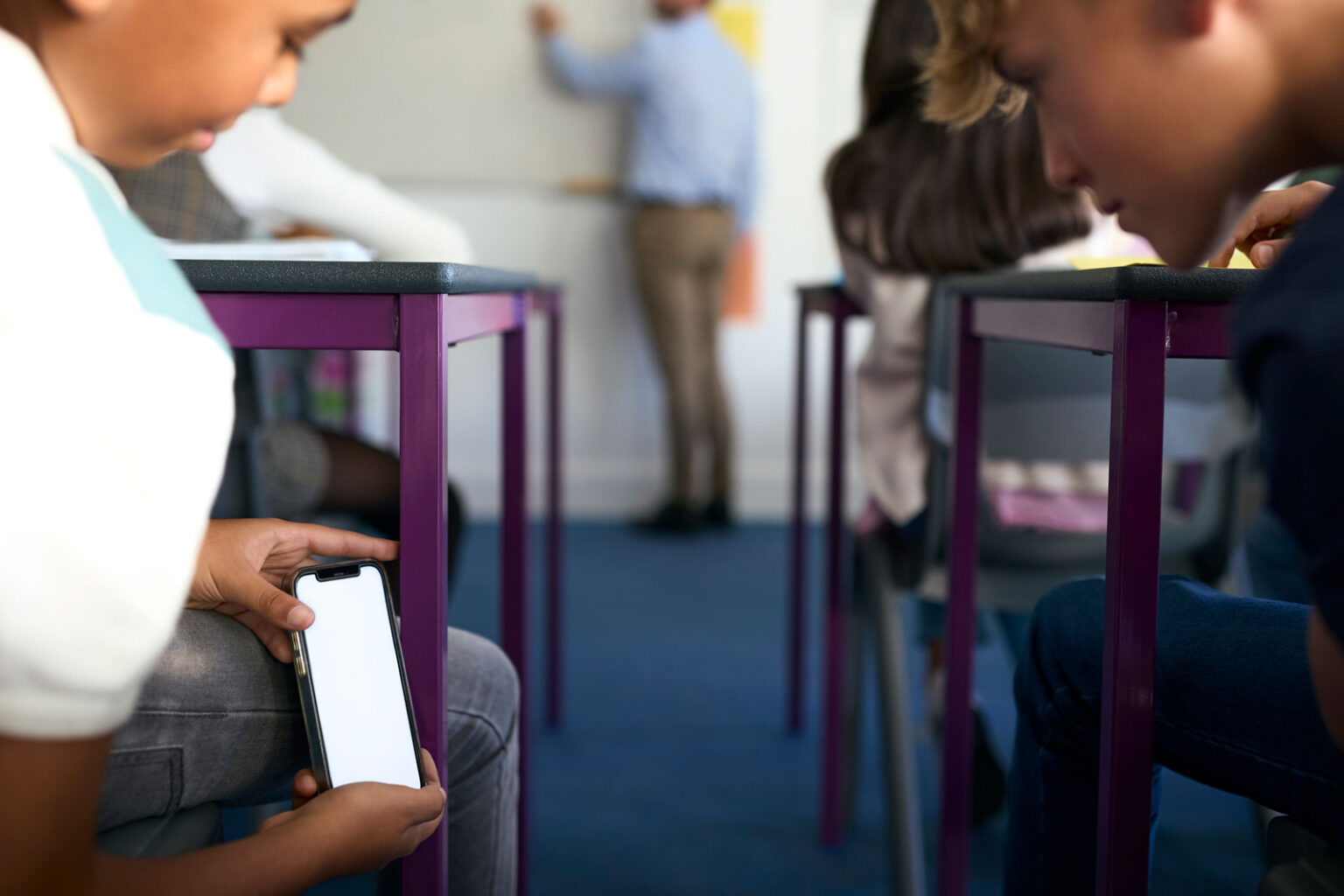 Restringirán uso de celulares en escuelas a partir del 3 de noviembre