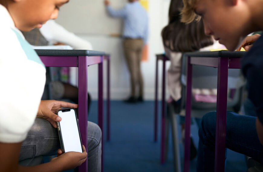 Restringirán uso de celulares en escuelas a partir del 3 de noviembre
