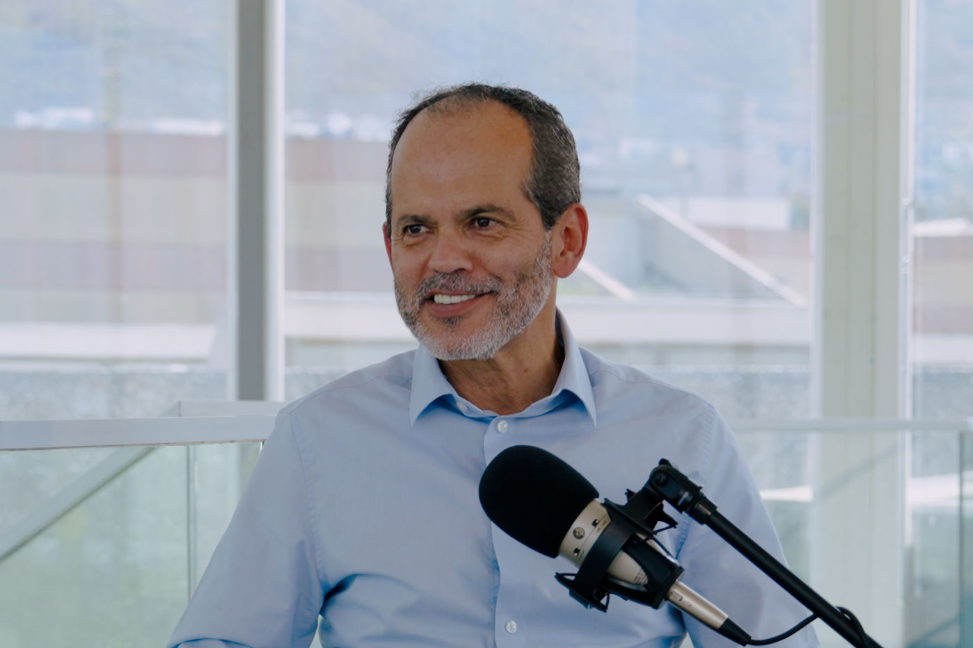 “Las ferias del libro son un espejo de lo que está pasando en la sociedad”: Henoc de Santiago