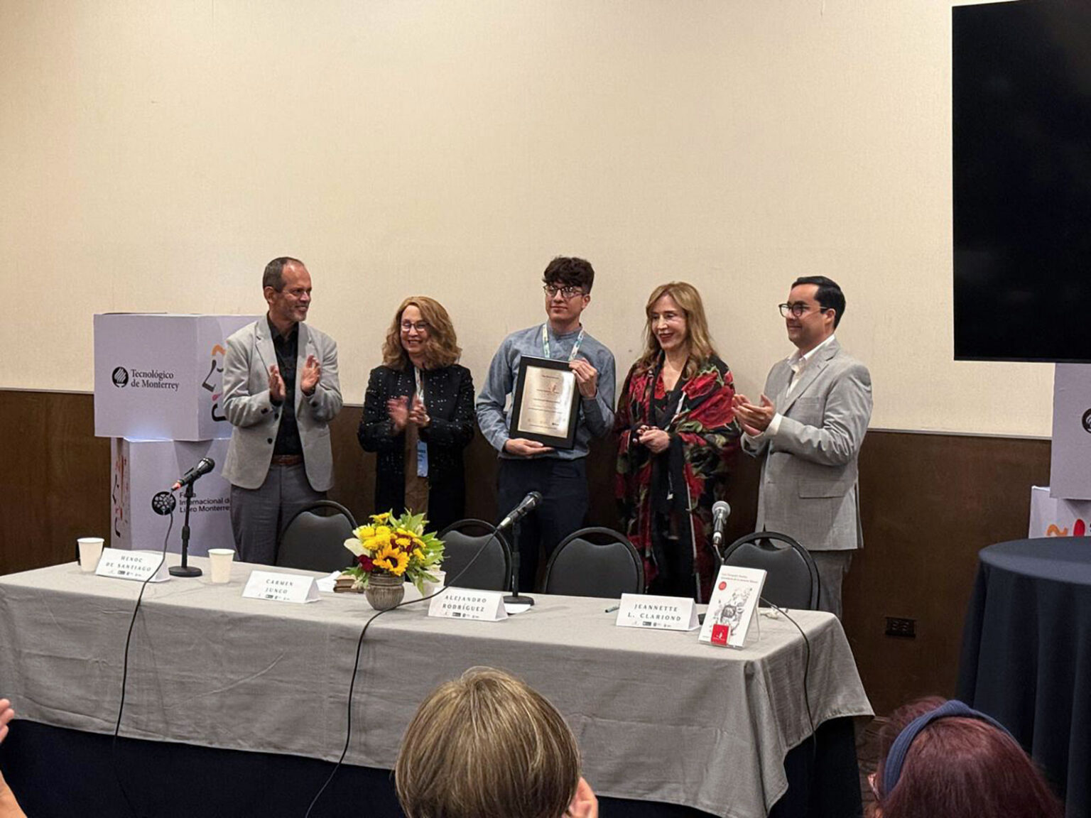 Luis Fernando Martínez, poeta tapatío, gana el Premio de Poesía Joven Vaso Roto 2026